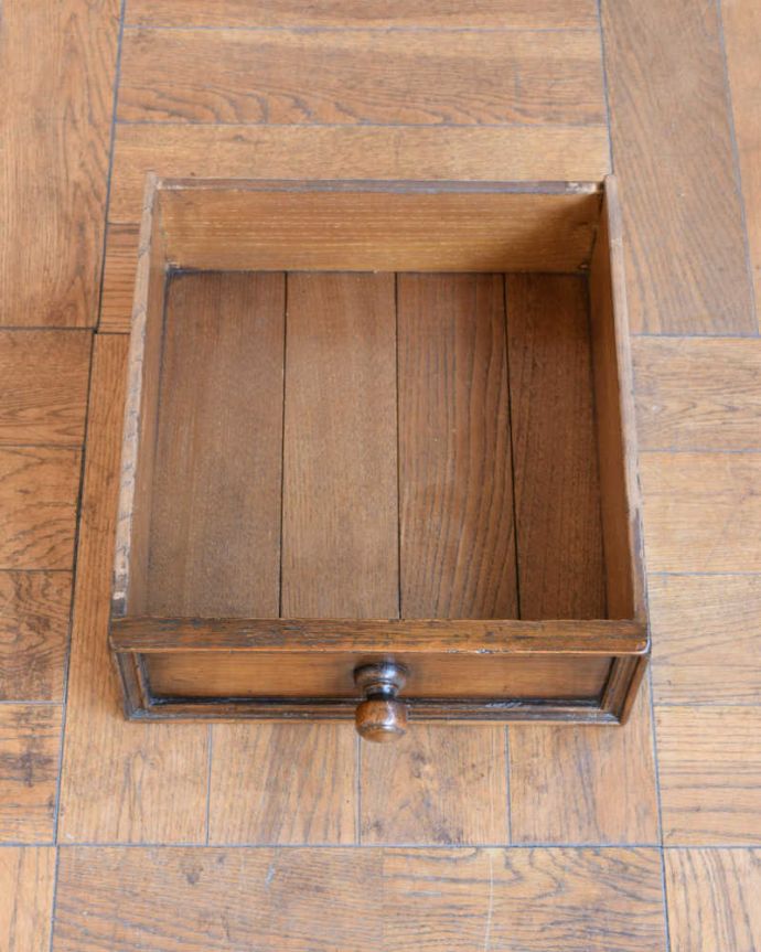 アンティークのキャビネット アンティーク家具 お花の彫が素敵なアンティーク英国家具、おしゃれなテレフォンベンチ(電話台)。引き出しの中もキレイですもちろん引き出しの中も職人がキレイに修復しました。(q-1927-f)