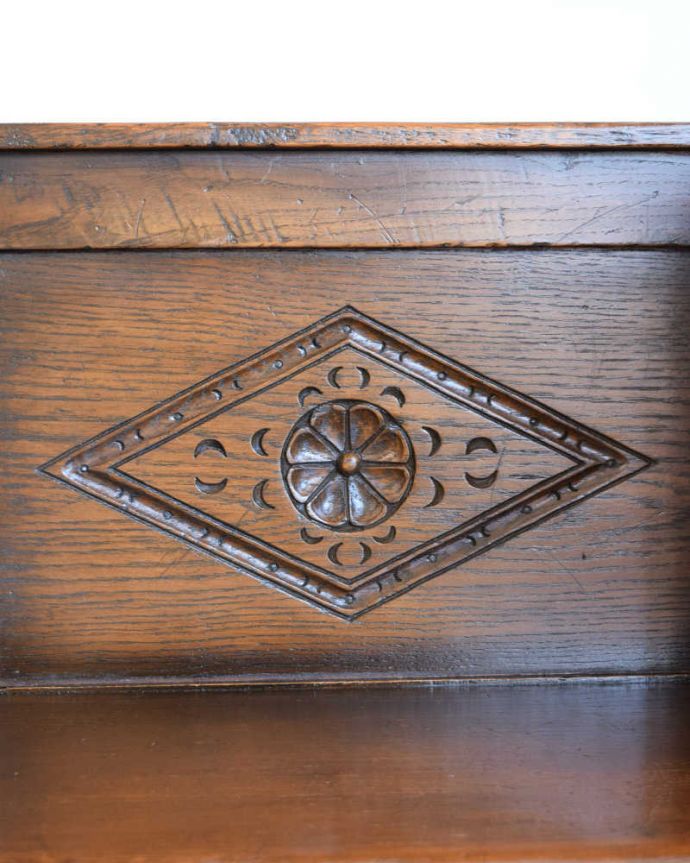 アンティークのキャビネット アンティーク家具 お花の彫が素敵なアンティーク英国家具、おしゃれなテレフォンベンチ(電話台)。いろんな場所で見えるこだわり彫のデザインもいろいろありますが、個人的に美しいと思える女性らしく優雅な彫を選んできました。(q-1927-f)