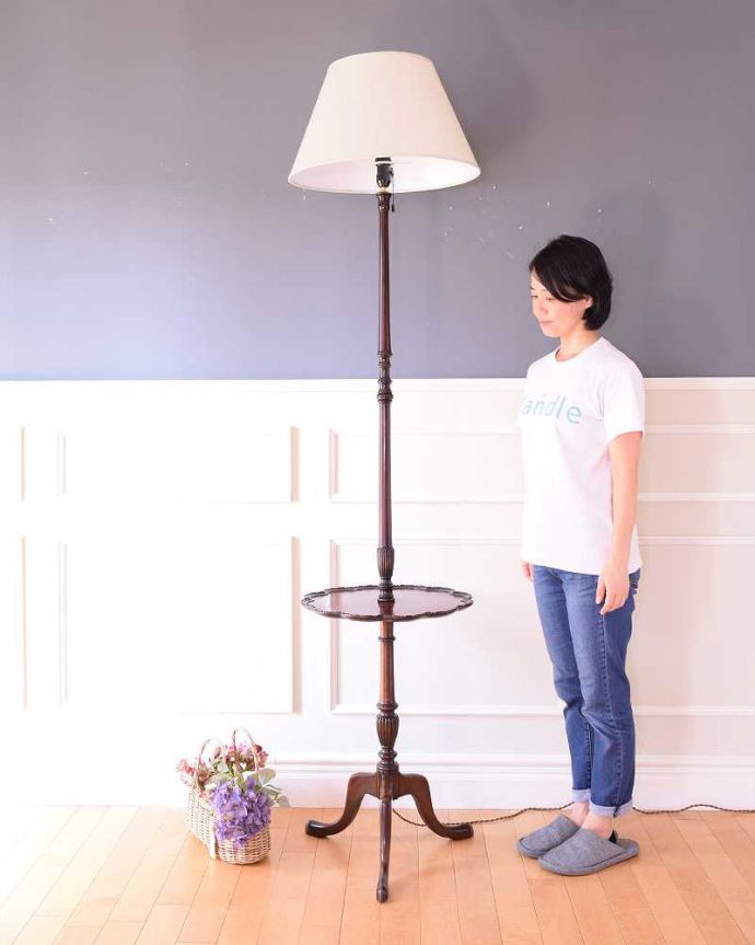 トライポッド　照明・ライティング　お花のかたちのテーブルが付いた珍しい英国アンティークのフロアランプ（Ｅ26電球付）。。(q-1928-f)