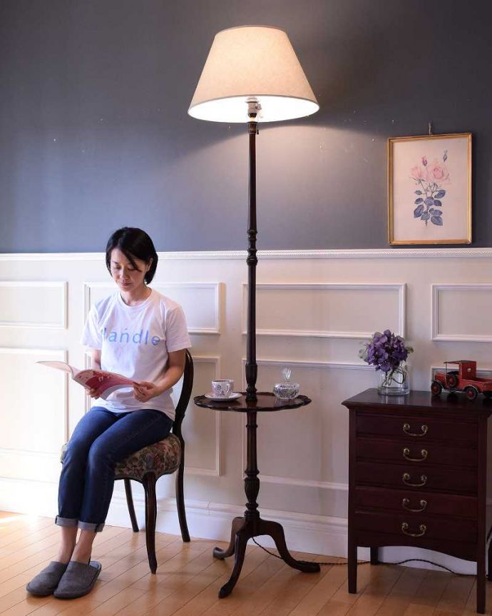 トライポッド　照明・ライティング　お花のかたちのテーブルが付いた珍しい英国アンティークのフロアランプ（Ｅ26電球付）。。(q-1928-f)