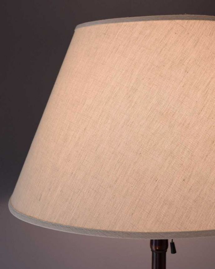 トライポッド　照明・ライティング　お花のかたちのテーブルが付いた珍しい英国アンティークのフロアランプ（Ｅ26電球付）。。(q-1928-f)