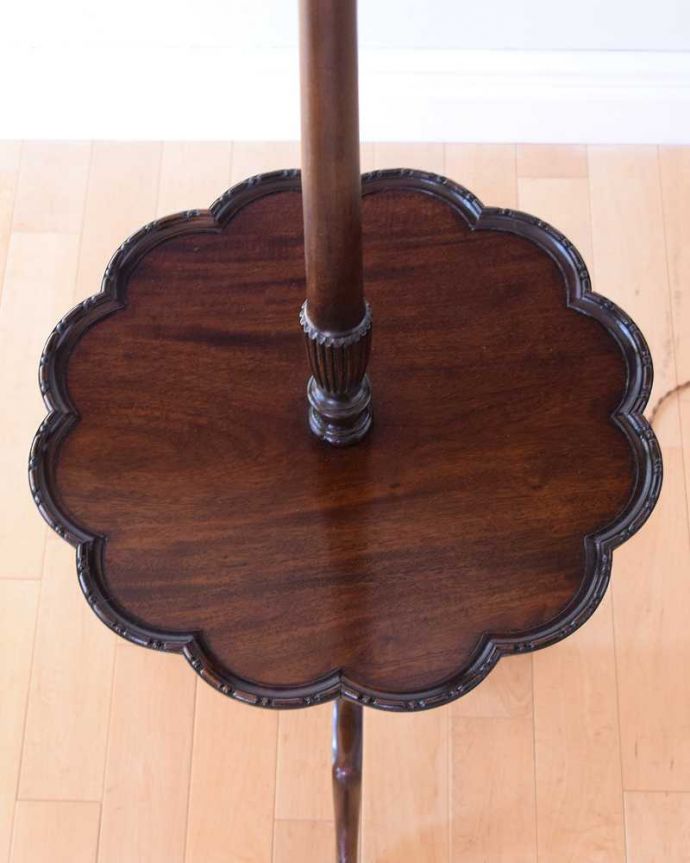 トライポッド　照明・ライティング　お花のかたちのテーブルが付いた珍しい英国アンティークのフロアランプ（Ｅ26電球付）。。(q-1928-f)