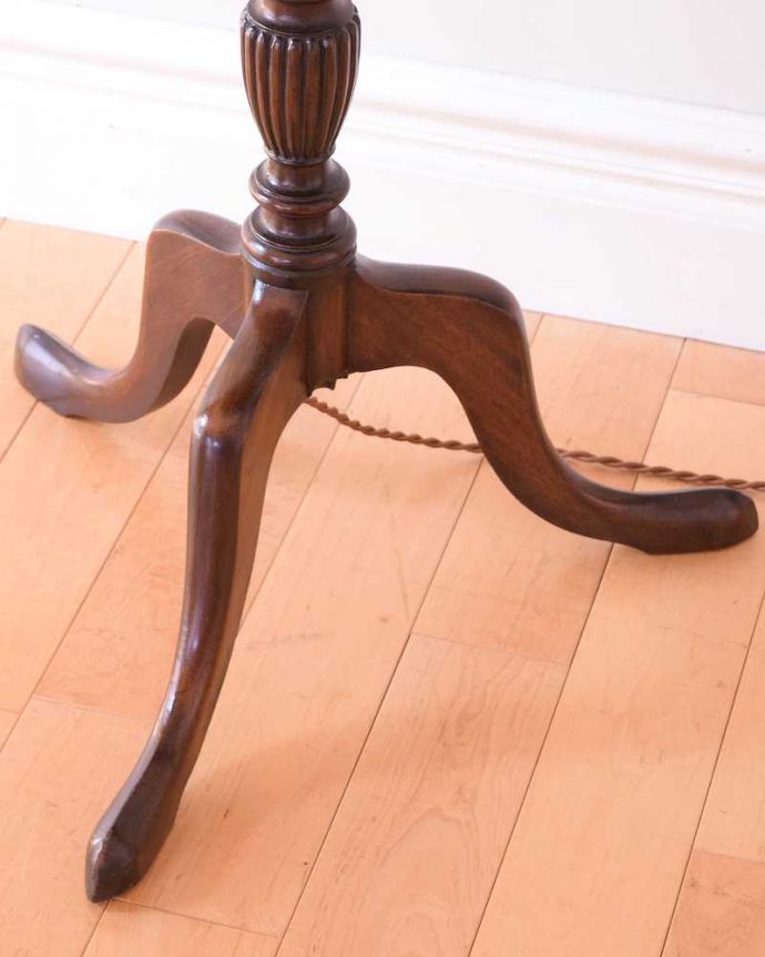 トライポッド　照明・ライティング　お花のかたちのテーブルが付いた珍しい英国アンティークのフロアランプ（Ｅ26電球付）。。(q-1928-f)