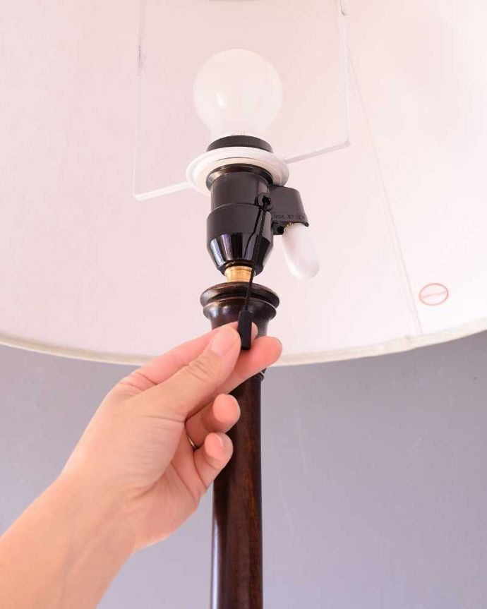 トライポッド　照明・ライティング　お花のかたちのテーブルが付いた珍しい英国アンティークのフロアランプ（Ｅ26電球付）。。(q-1928-f)