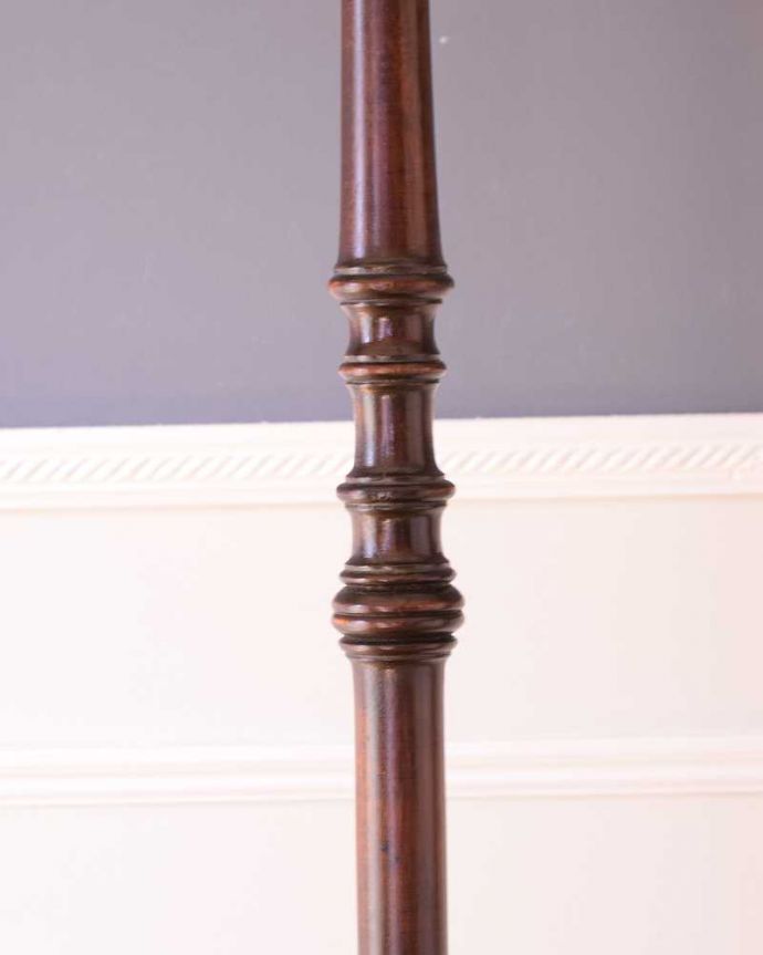 トライポッド　照明・ライティング　お花のかたちのテーブルが付いた珍しい英国アンティークのフロアランプ（Ｅ26電球付）。。(q-1928-f)