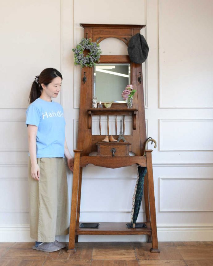 アンティークの玄関収納　アンティーク家具　アールデコのスッキリデザインが魅力の英国輸入のアンティーク家具、ホールスタンド。英国紳士の身だしなみのための家具もともと英国紳士の正装に必須だったステッキを収納するための家具。(q-1929-f)