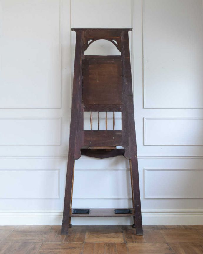 アンティークの玄関収納　アンティーク家具　アールデコのスッキリデザインが魅力の英国輸入のアンティーク家具、ホールスタンド。修復したので後姿もキレイですアンティークは新品ではないので、もちろん経年変化によるキズはありますが、専門の職人がキレイに修復したので、後ろ姿もキレイです。(q-1929-f)