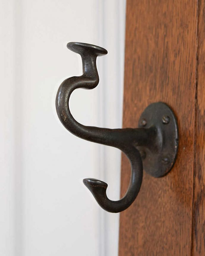 アンティークの玄関収納　アンティーク家具　アールデコのスッキリデザインが魅力の英国輸入のアンティーク家具、ホールスタンド。いろいろ便利に使える仕掛けどんな風に、何を掛けてもOK。(q-1929-f)