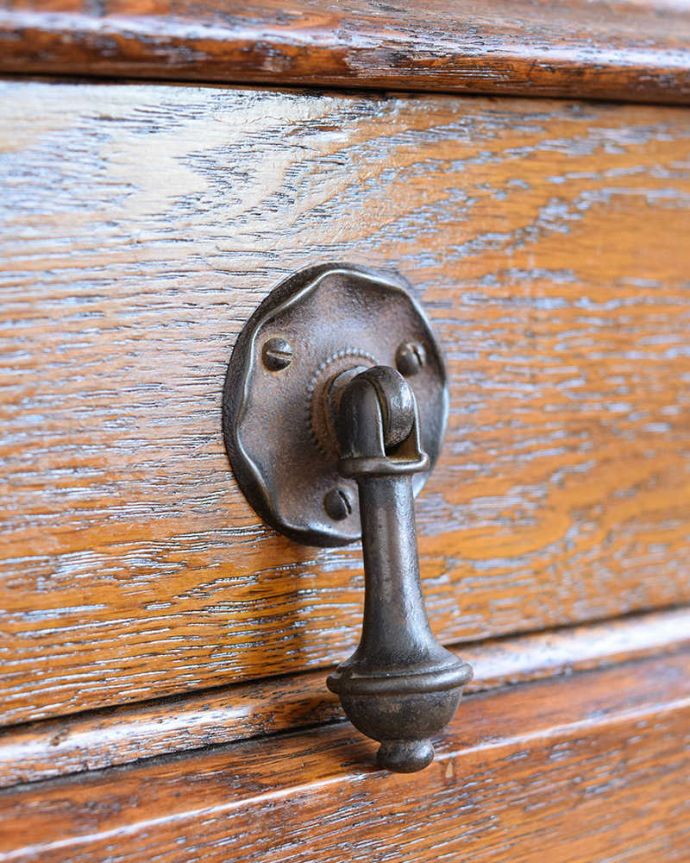 アンティークの玄関収納　アンティーク家具　アールデコのスッキリデザインが魅力の英国輸入のアンティーク家具、ホールスタンド。アンティークらしい取っ手引き出しの取っ手もアンティークらしいデザインで素敵です。(q-1929-f)