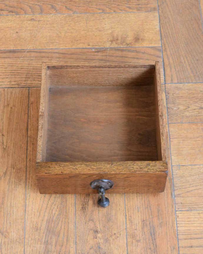 アンティークの玄関収納　アンティーク家具　アールデコのスッキリデザインが魅力の英国輸入のアンティーク家具、ホールスタンド。コレは便利！引き出し付きです靴ブラシや鍵など玄関で使う細々としたものを収納しておける引き出しも付いています。(q-1929-f)