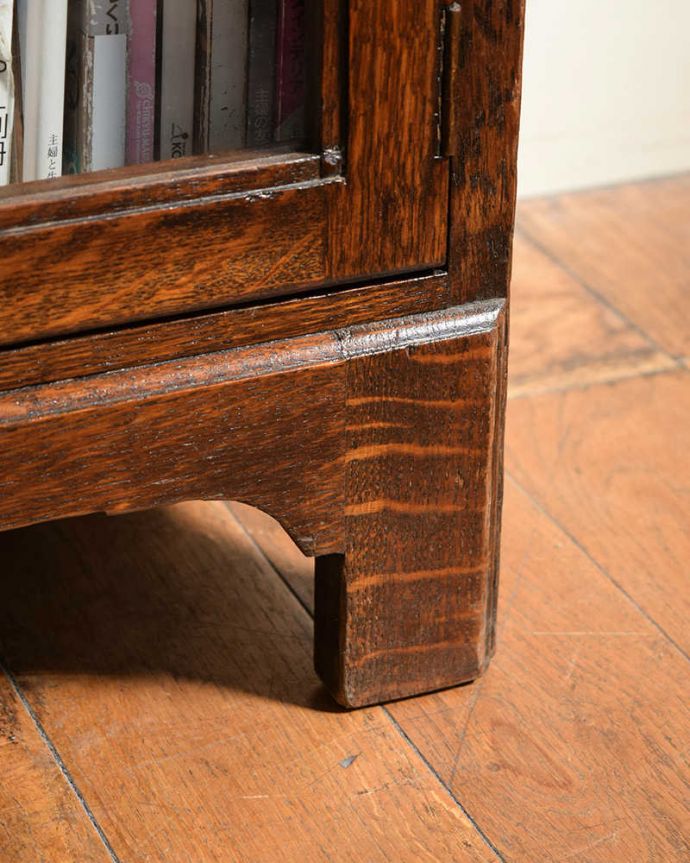 アンティークのキャビネット　アンティーク家具　重ねて積み上げるスタッキングブックケース、英国輸入のアンティークキャビネット 。女性１人でも運べますHandleのアンティークは、脚の裏にフェルトキーパーをお付けしているので、女性でも床を滑らせて移動が出来ます。(q-1930-f)