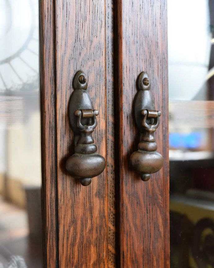 アンティークのキャビネット　アンティーク家具　重ねて積み上げるスタッキングブックケース、英国輸入のアンティークキャビネット 。開ける度にワクワク･･･取っ手もアンティーク家具らしいデザインです。(q-1930-f)