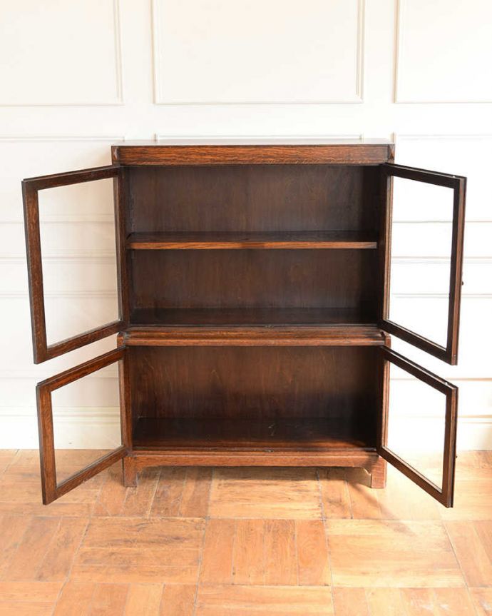 アンティークのキャビネット　アンティーク家具　重ねて積み上げるスタッキングブックケース、英国輸入のアンティークキャビネット 。扉を開けると、中はこんな感じです重いものもたっぷり収納できる木製の棚板タイプ。(q-1930-f)