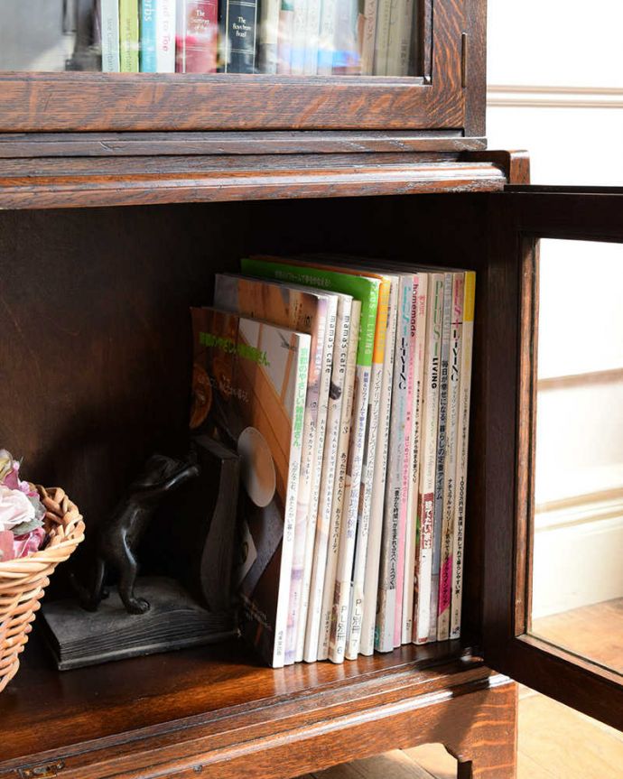 アンティークのキャビネット　アンティーク家具　重ねて積み上げるスタッキングブックケース、英国輸入のアンティークキャビネット 。扉の中は収納たっぷりA4サイズの雑誌までしっかり収納出来ちゃう大きさ。(q-1930-f)