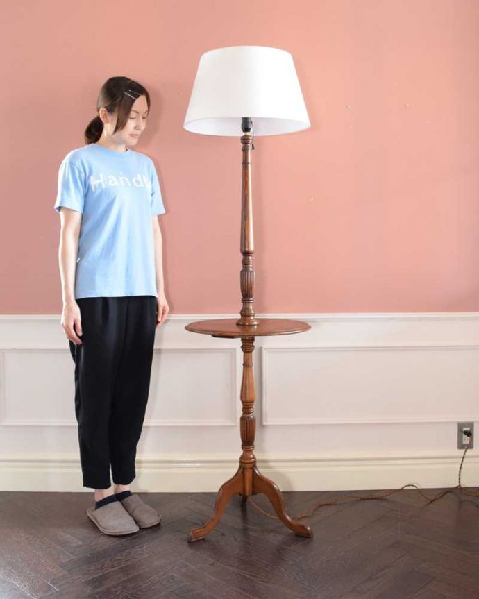 トライポッド　照明・ライティング　イギリスで見つけたテーブル付きのアンティークのフロアランプ（Ｅ26電球付）。。(q-1931-f)