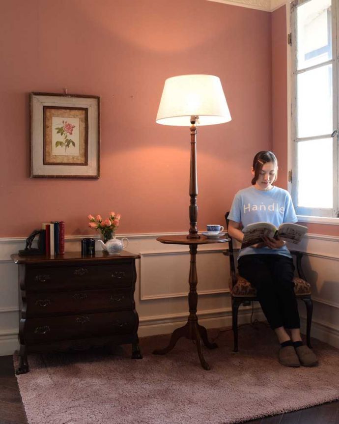 トライポッド　照明・ライティング　イギリスで見つけたテーブル付きのアンティークのフロアランプ（Ｅ26電球付）。。(q-1931-f)