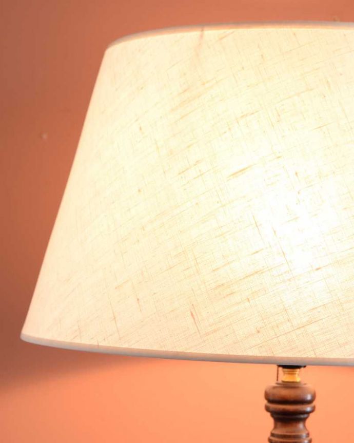 トライポッド　照明・ライティング　イギリスで見つけたテーブル付きのアンティークのフロアランプ（Ｅ26電球付）。。(q-1931-f)