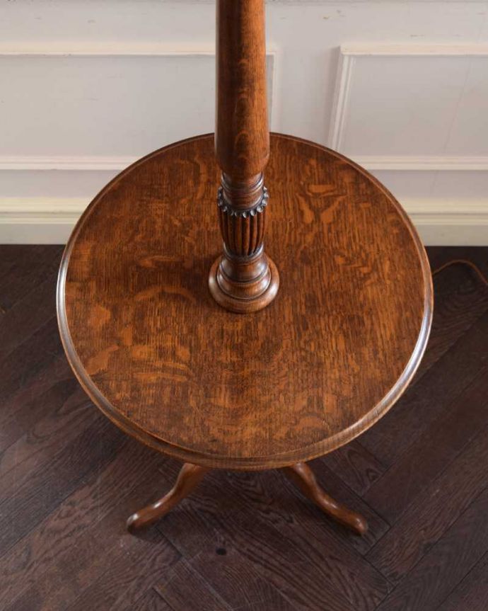 トライポッド　照明・ライティング　イギリスで見つけたテーブル付きのアンティークのフロアランプ（Ｅ26電球付）。。(q-1931-f)