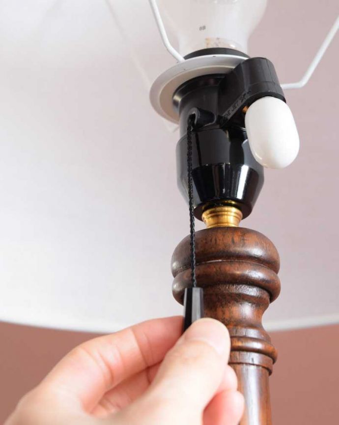 トライポッド　照明・ライティング　イギリスで見つけたテーブル付きのアンティークのフロアランプ（Ｅ26電球付）。。(q-1931-f)