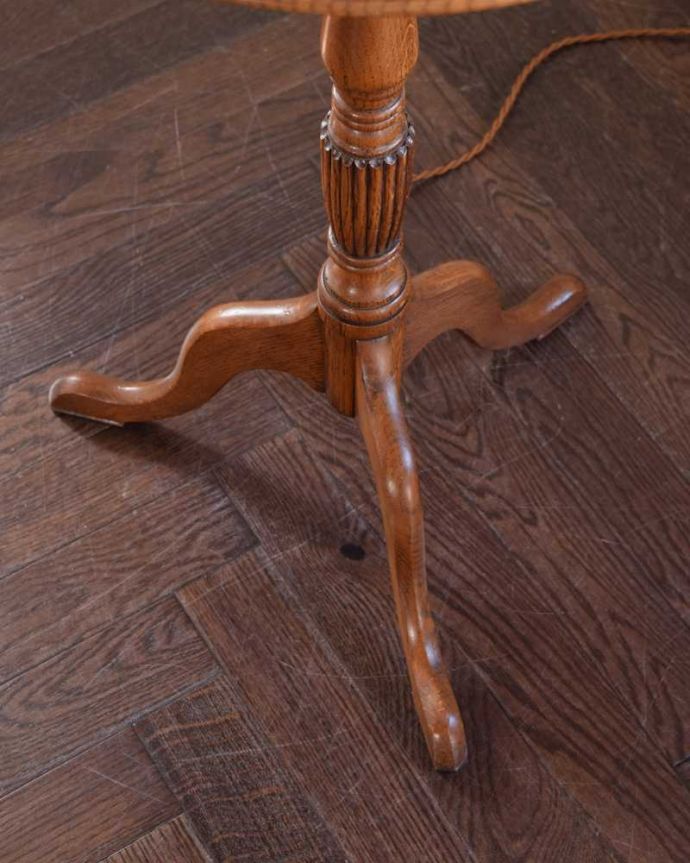 トライポッド　照明・ライティング　イギリスで見つけたテーブル付きのアンティークのフロアランプ（Ｅ26電球付）。。(q-1931-f)