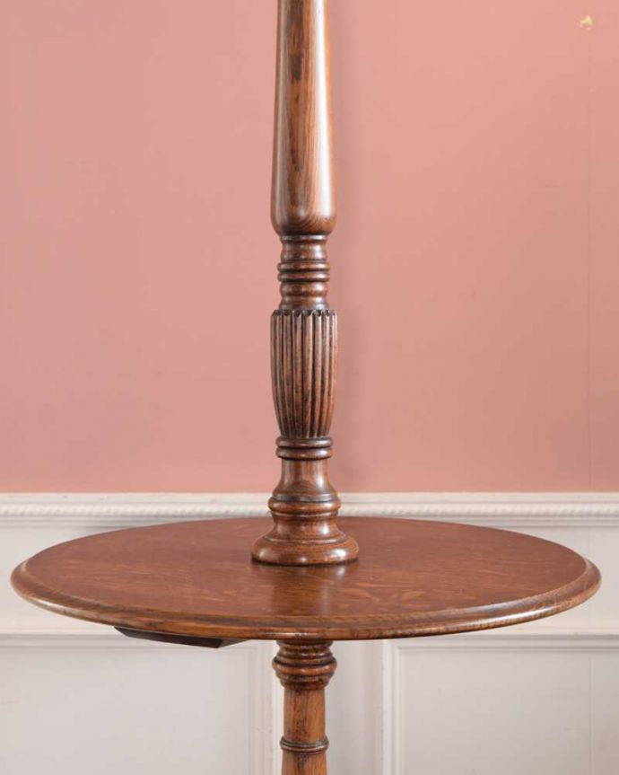 トライポッド　照明・ライティング　イギリスで見つけたテーブル付きのアンティークのフロアランプ（Ｅ26電球付）。。(q-1931-f)