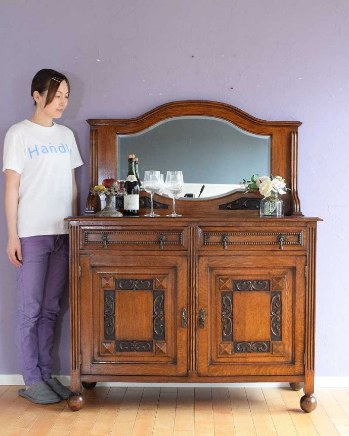サイドボード　アンティーク家具　キラッと輝くミラーが付いた彫刻が素敵なアンティークミラーバックサイドボード。鏡がキラっと輝くサイドボード光を取り込んでキラキラ輝くミラーは、まだ電気が発達していなかった時代に太陽や蝋燭の灯りを反射させて部屋を明るくするために付けられたもの。(q-1932-f)