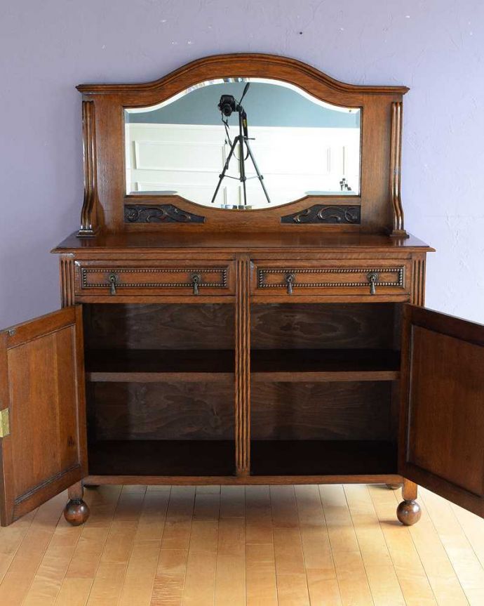 サイドボード　アンティーク家具　キラッと輝くミラーが付いた彫刻が素敵なアンティークミラーバックサイドボード。扉を開けて中を見てみると･･･扉の中の収納はこんな感じになっています。(q-1932-f)