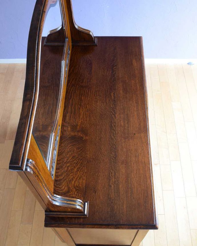 サイドボード　アンティーク家具　キラッと輝くミラーが付いた彫刻が素敵なアンティークミラーバックサイドボード。天板もしっかりキレイに修復しました。(q-1932-f)