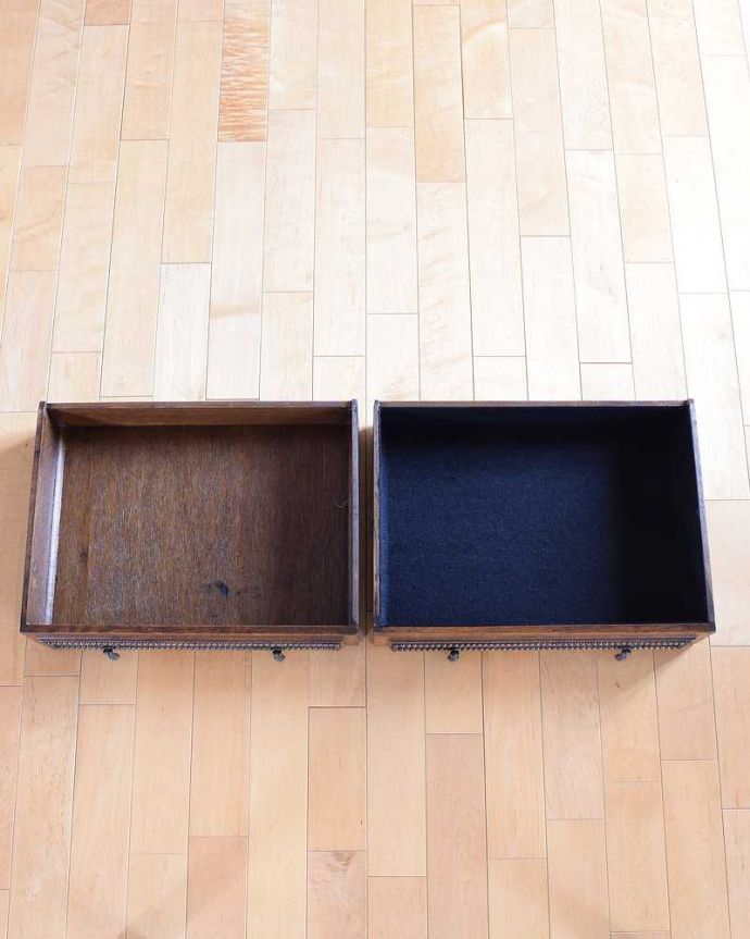 サイドボード　アンティーク家具　キラッと輝くミラーが付いた彫刻が素敵なアンティークミラーバックサイドボード。もちろん引き出しの中もキレイに修復しましたもともとシルバーのカトラリーなどを入れて収納していた引き出し。(q-1932-f)