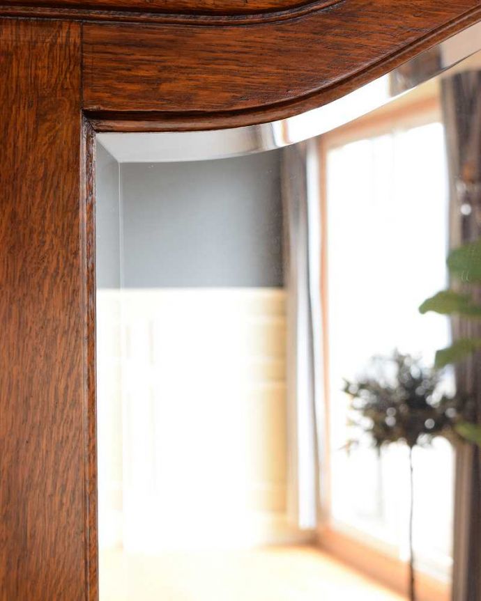 サイドボード　アンティーク家具　キラッと輝くミラーが付いた彫刻が素敵なアンティークミラーバックサイドボード。新しいミラーでお届けしますこちらは新しいミラーに交換しました。(q-1932-f)