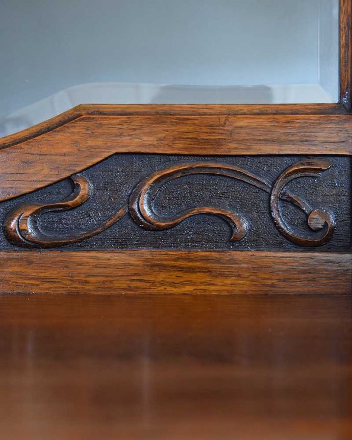 サイドボード　アンティーク家具　キラッと輝くミラーが付いた彫刻が素敵なアンティークミラーバックサイドボード。至る所に繊細な彫いろんな彫のデザインがありますが、個人的に美しいと思える女性らしく優雅なデザインを選んできました。(q-1932-f)