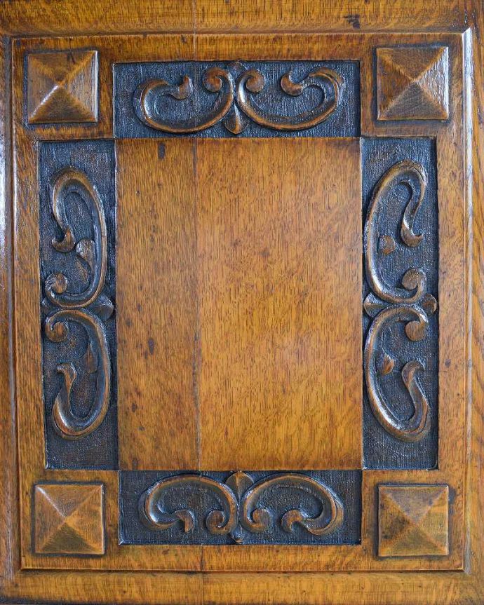 サイドボード　アンティーク家具　キラッと輝くミラーが付いた彫刻が素敵なアンティークミラーバックサイドボード。英国アンティークらしさアンティークらしい丁寧な装飾。(q-1932-f)