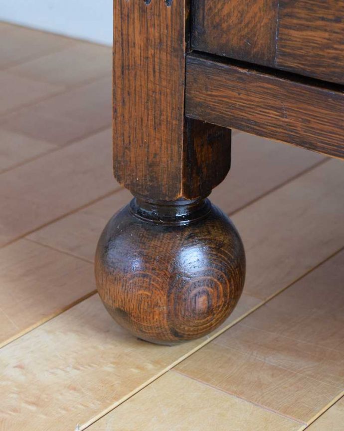 サイドボード　アンティーク家具　キラッと輝くミラーが付いた彫刻が素敵なアンティークミラーバックサイドボード。女性でも運べちゃう理由は･･･Handleのアンティークは、脚の裏にフェルトキーパーをお付けしていますので、重い家具でも床を滑らせれて移動する事が出来ます。(q-1932-f)