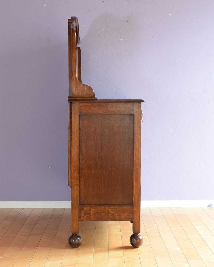 サイドボード　アンティーク家具　キラッと輝くミラーが付いた彫刻が素敵なアンティークミラーバックサイドボード。横から見た姿もステキ横から見てみるとこんな感じです。(q-1932-f)