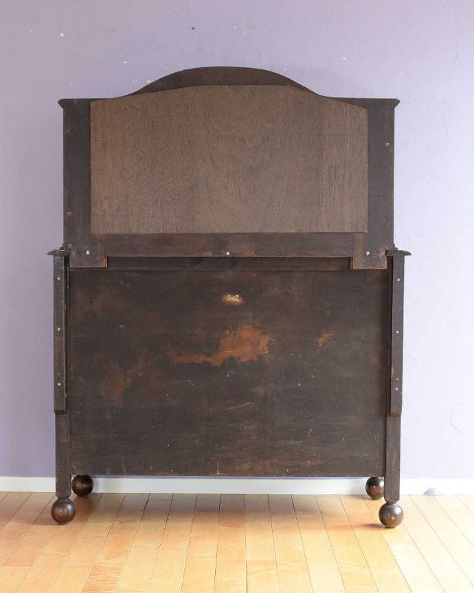 サイドボード　アンティーク家具　キラッと輝くミラーが付いた彫刻が素敵なアンティークミラーバックサイドボード。もちろん、後ろ姿もキレイです。(q-1932-f)