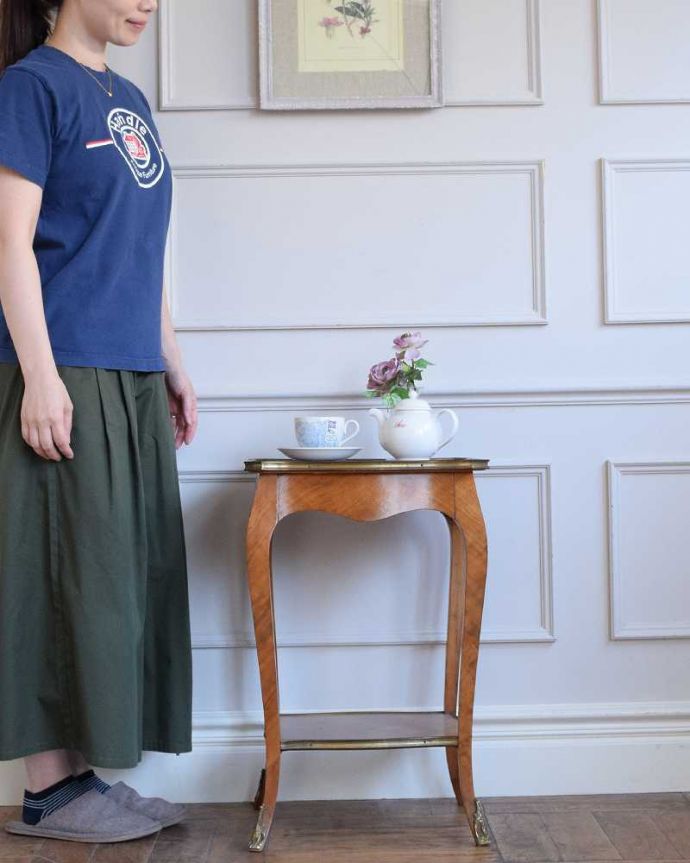 オケージョナルテーブル　アンティーク家具　天板のパーケット模様が美しいフランスのアンティークサイドテーブル。どんな場所でも便利に使える小さなテーブルそもそも「オケージョナル」とは「便利に使える」と言う意味。(q-1933-f)