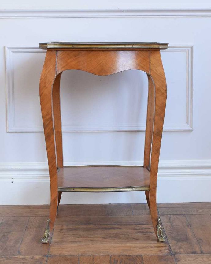 オケージョナルテーブル　アンティーク家具　天板のパーケット模様が美しいフランスのアンティークサイドテーブル。こちら側も、もちろんキレイです！アンティークは新品ではないので、もちろん経年変化によるキズはありますが、専門の職人がキレイにお直しをしているので、どの角度から見てもキレイです。(q-1933-f)