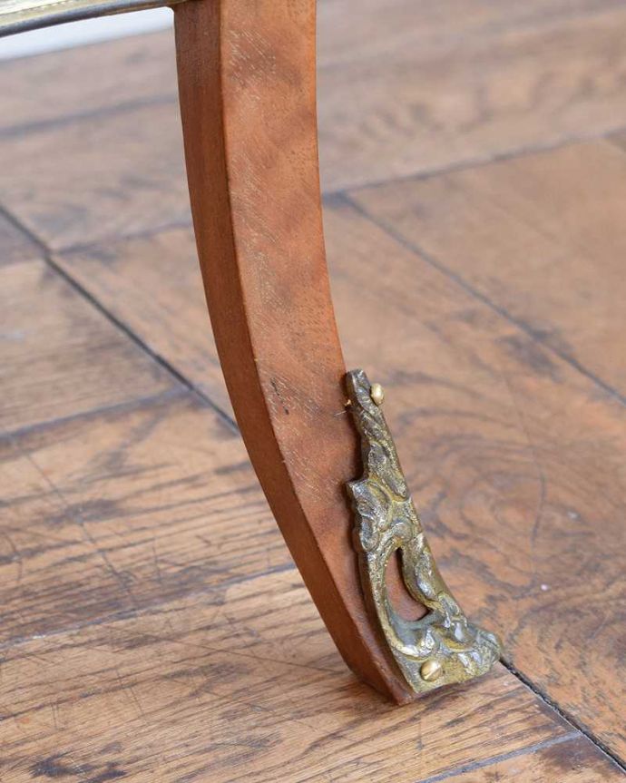 オケージョナルテーブル　アンティーク家具　天板のパーケット模様が美しいフランスのアンティークサイドテーブル。持ち上げなくても移動できます！Handleのアンティークは、脚の裏にフェルトキーパーをお付けしていますので、床を滑らせてれば移動が簡単です。(q-1933-f)