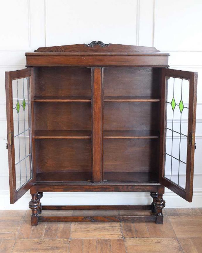 アンティークのキャビネット　アンティーク家具　美しいステンドグラスの扉、英国で見つけたアンティークガラスキャビネット（ブックケース） 。扉を開けると･･･重い本がたっぷり収納できるように頑丈に作られています。(q-1934-f)