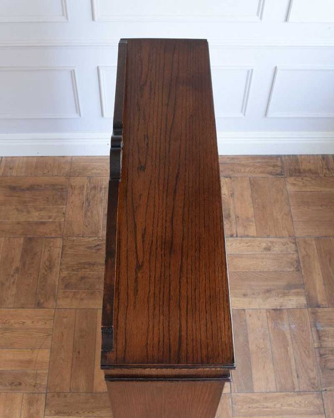 アンティークのキャビネット　アンティーク家具　美しいステンドグラスの扉、英国で見つけたアンティークガラスキャビネット（ブックケース） 。上から見てみると…家具の形はこんな感じです。(q-1934-f)