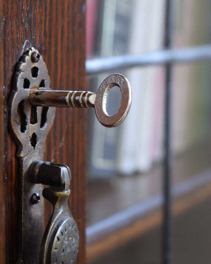 アンティークのキャビネット　アンティーク家具　美しいステンドグラスの扉、英国で見つけたアンティークガラスキャビネット（ブックケース） 。小さなパーツにもこだわり取っ手だけを見ていても現代とは違って良質な素材が使われているのが分かります。(q-1934-f)