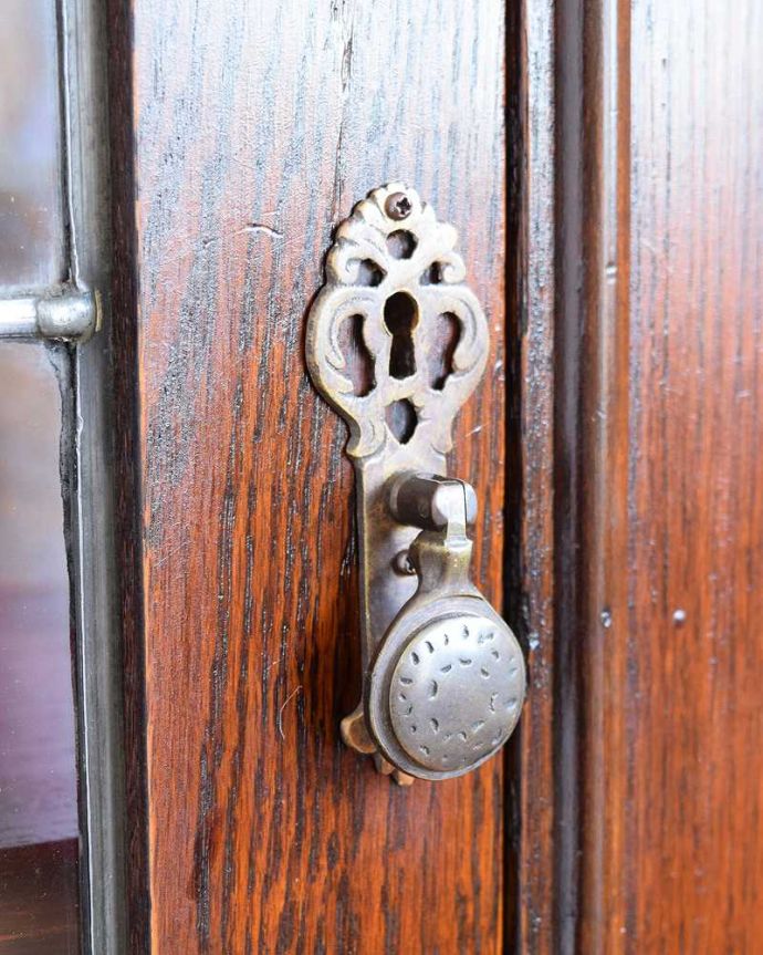 アンティークのキャビネット　アンティーク家具　美しいステンドグラスの扉、英国で見つけたアンティークガラスキャビネット（ブックケース） 。英国らしいドッシリ感アンティーク家具は取っ手もカッコイイんです。(q-1934-f)