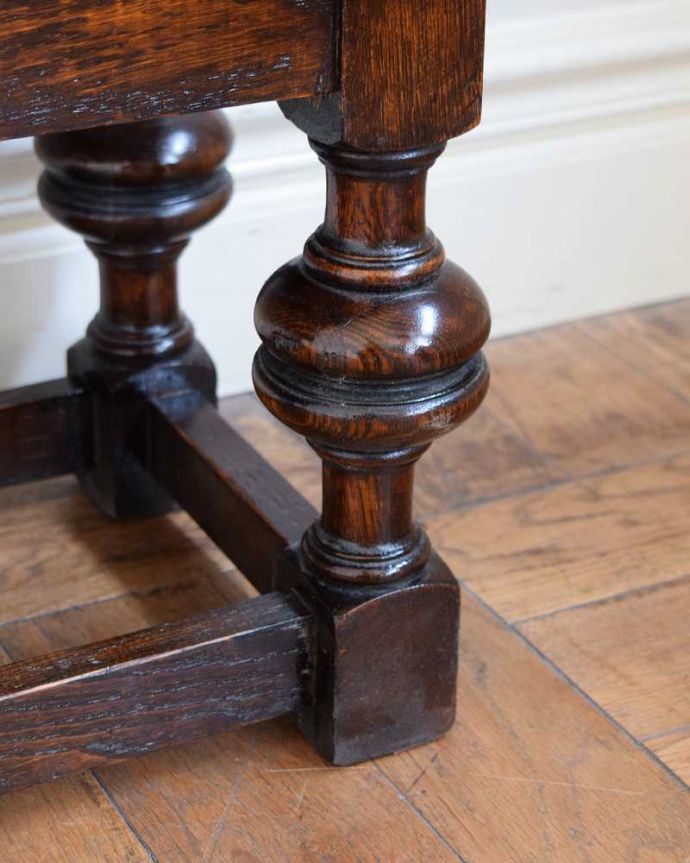 アンティークのキャビネット　アンティーク家具　美しいステンドグラスの扉、英国で見つけたアンティークガラスキャビネット（ブックケース） 。女性1人でラクラク運べちゃう仕掛けHandleのアンティークは、脚の裏にフェルトキーパーをお付けしています。(q-1934-f)