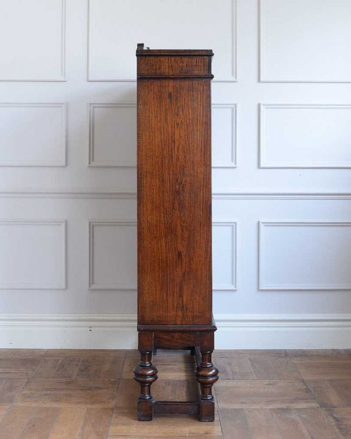 アンティークのキャビネット　アンティーク家具　美しいステンドグラスの扉、英国で見つけたアンティークガラスキャビネット（ブックケース） 。横から見てもステキ横顔だって英国アンティークらしくカッコイイんです。(q-1934-f)