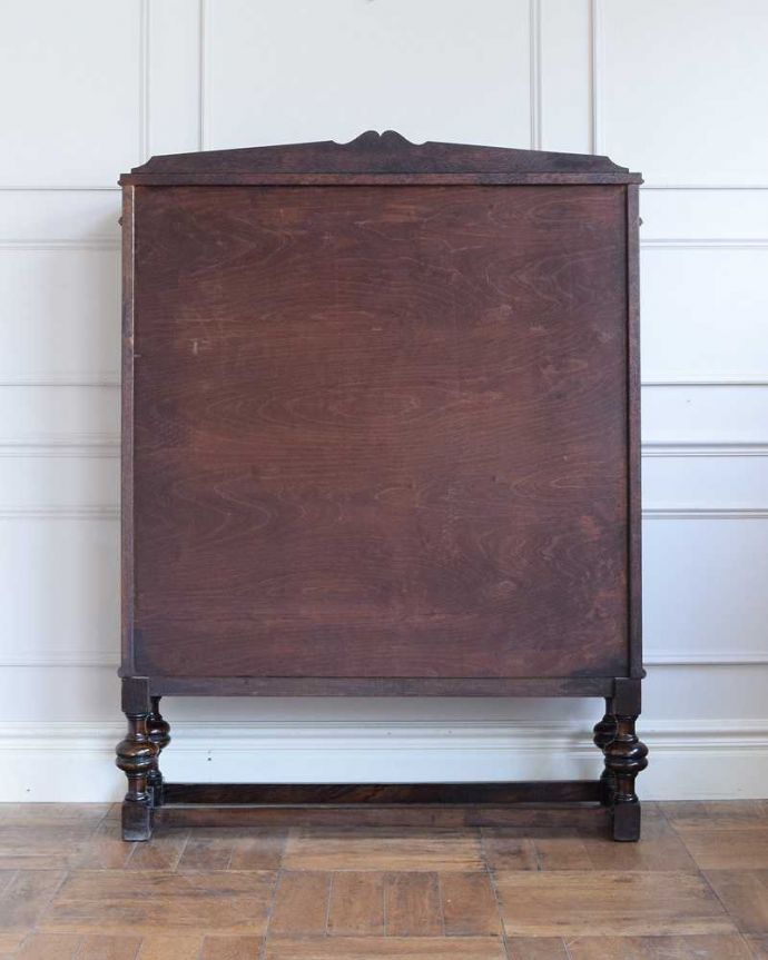 アンティークのキャビネット　アンティーク家具　美しいステンドグラスの扉、英国で見つけたアンティークガラスキャビネット（ブックケース） 。後姿もキレイですアンティークは新品ではないので、もちろん経年変化によるキズはありますが、専門の職人が修復したので後ろ姿までキレイです。(q-1934-f)