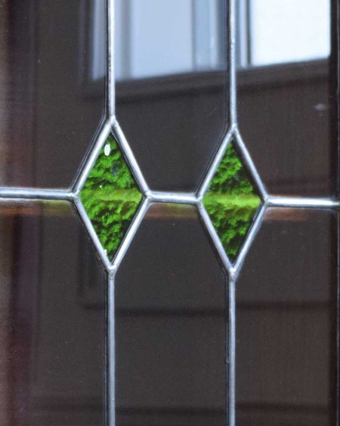 アンティークのキャビネット　アンティーク家具　美しいステンドグラスの扉、英国で見つけたアンティークガラスキャビネット（ブックケース） 。アンティークのガラスの美しさガラスも古いアンティークのステンドグラスは独特の雰囲気が魅力。(q-1934-f)