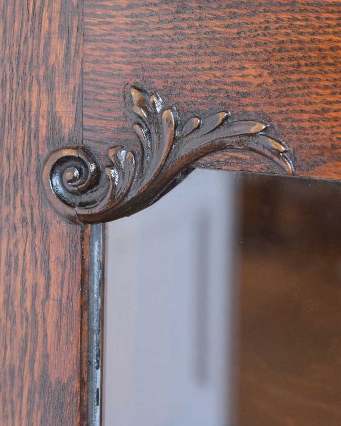 アンティークのキャビネット　アンティーク家具　美しいステンドグラスの扉、英国で見つけたアンティークガラスキャビネット（ブックケース） 。ここの彫も最上級の美しさいろんな部分の美しさが重なり合って、最上級の美しさを醸し出してくれます。(q-1934-f)