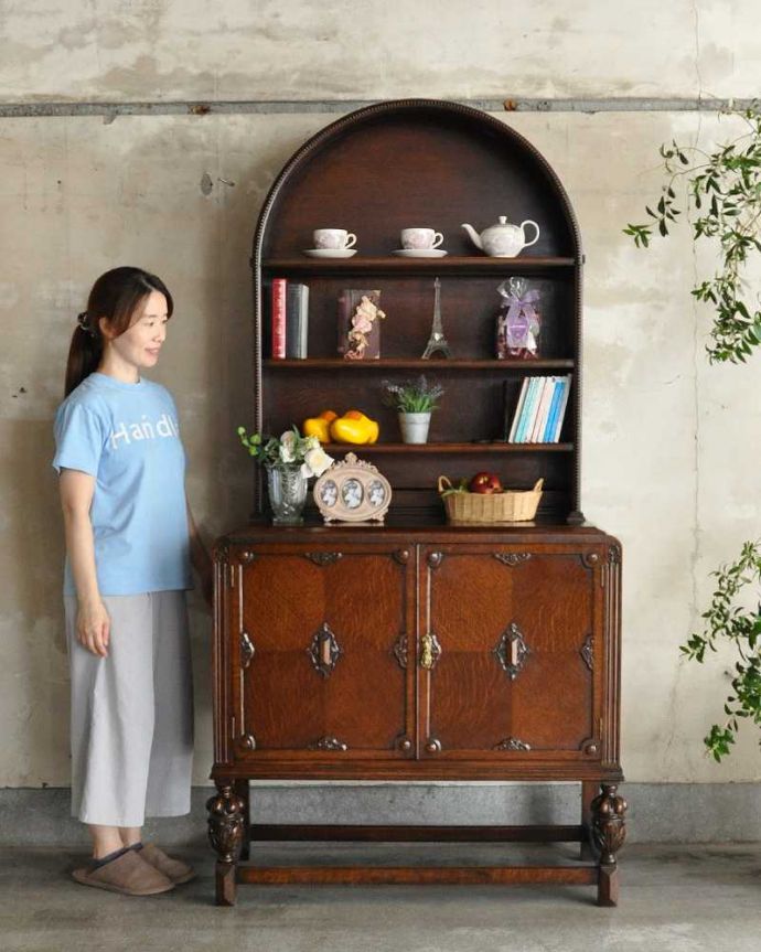 アンティークのキャビネット　アンティーク家具　トップのアーチがお洒落な、イギリスのアンティークウュルシュドレッサー。アンティークらしい「見せる」収納家具ウェルシュドレッサーとは、もともとキッチンで使われていたお料理を飾り付け（ドレッシング）するための家具。(q-1935-f)