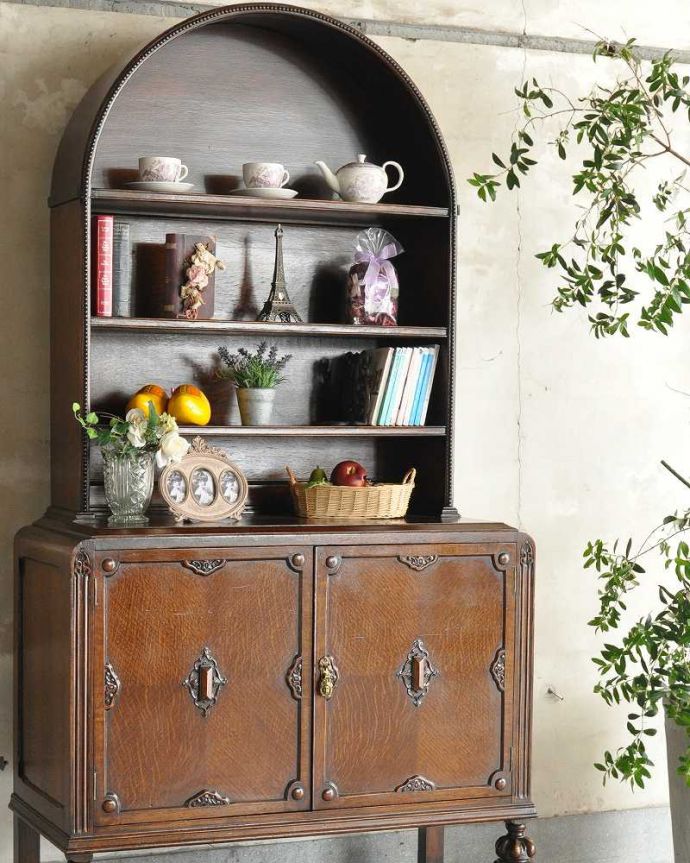 アンティークのキャビネット　アンティーク家具　トップのアーチがお洒落な、イギリスのアンティークウュルシュドレッサー。置いたもの全部が素敵に見えちゃうオープン棚を支える支柱の装飾がとても美しいので、この棚に置いたものが全部オシャレに見えるんです。(q-1935-f)