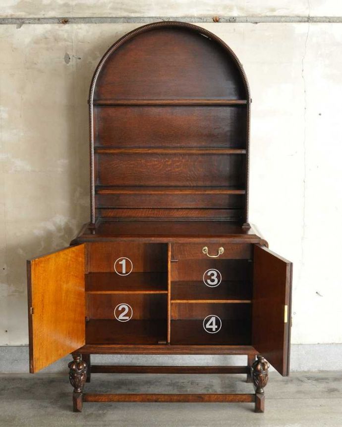 アンティークのキャビネット　アンティーク家具　トップのアーチがお洒落な、イギリスのアンティークウュルシュドレッサー。扉を開けてみると…中が見えない扉の中も、キレイに修復しました。(q-1935-f)